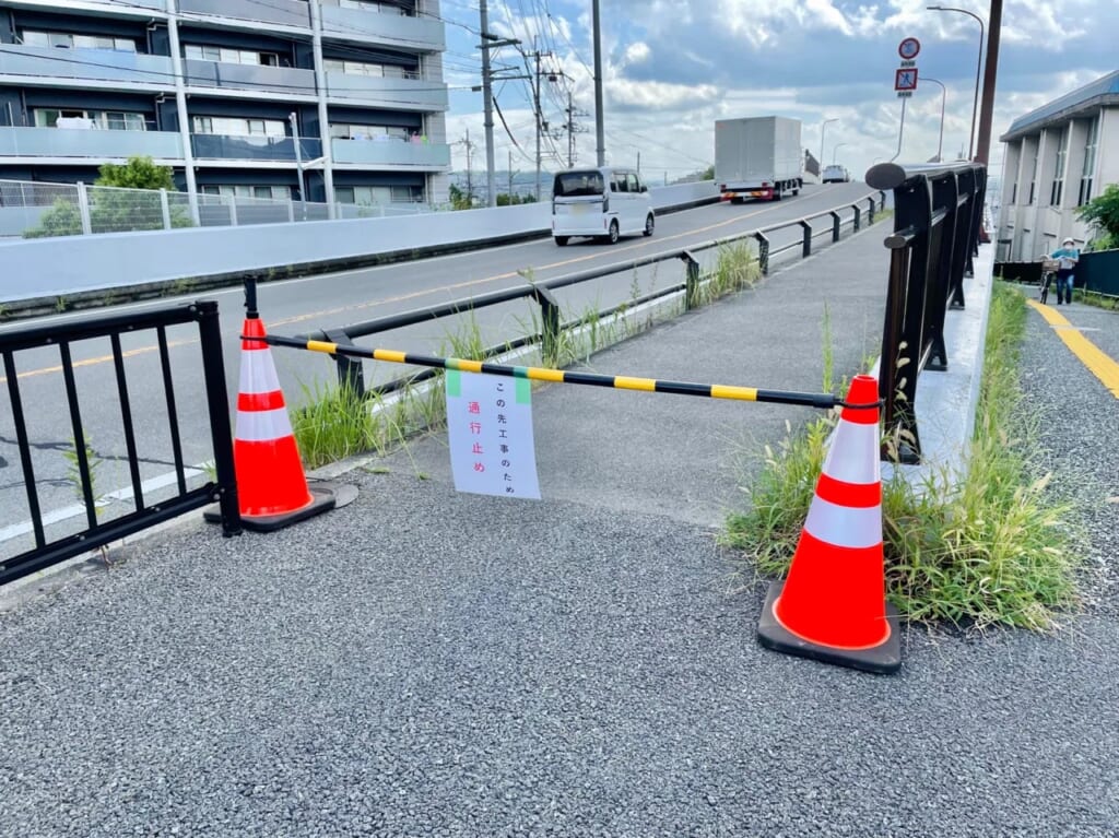 桜井跨線橋に隣接する歩道の通行止め