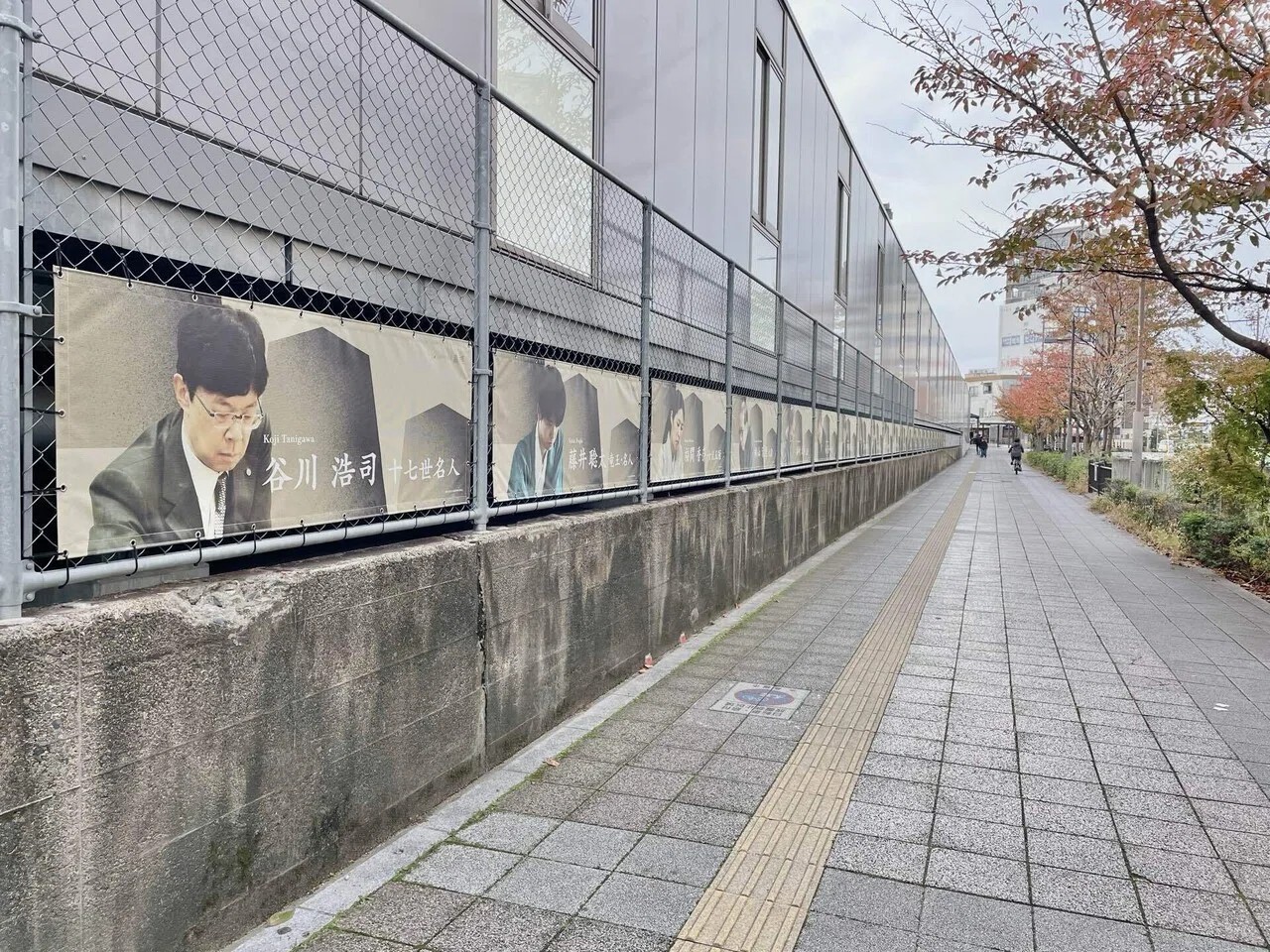 JR高槻駅北側線路沿い歩道